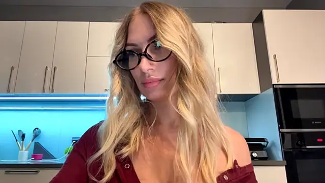 SoftnessMila Chat XXX live