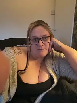 Busty-GilfQuinn Webcam show