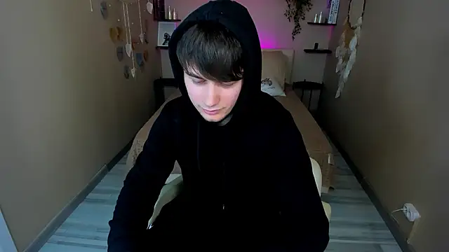 AlejandroEllias: διαδικτυακό σόου στην κάμερα