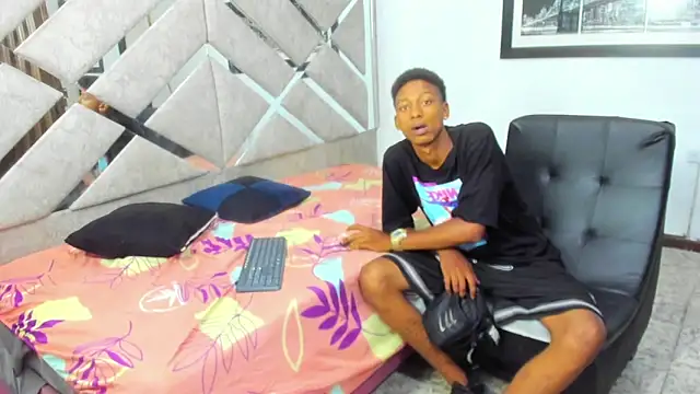 EvaxEmma: διαδικτυακό σόου στην κάμερα