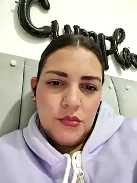 XXX chat uživo modela Mia_Hampton