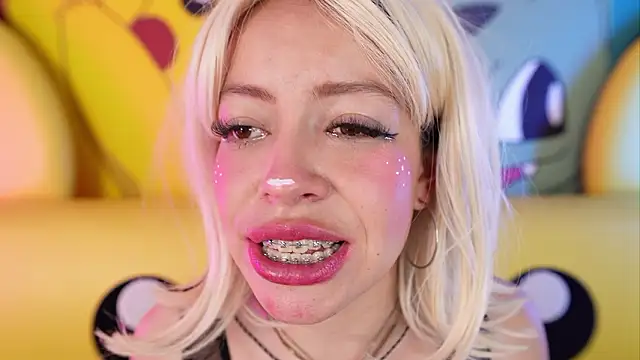 miss__wanda: διαδικτυακό σόου στην κάμερα