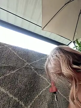 DIANITA_1988: διαδικτυακό σόου στην κάμερα