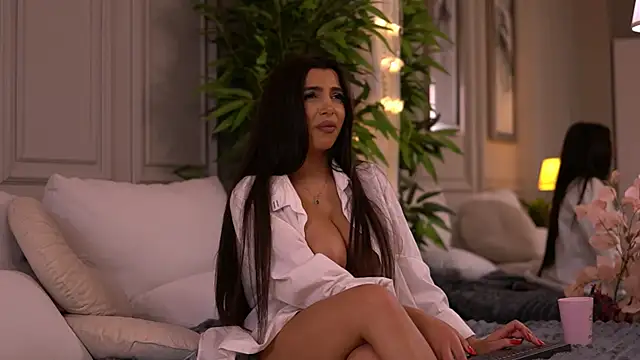 NicoleCellini Adlı Modelin Canlı XXX Sohbeti