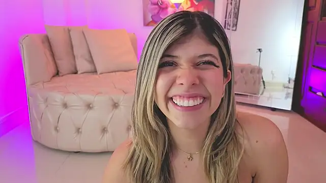 NATAASHA___ Adlı Modelin Canlı XXX Sohbeti