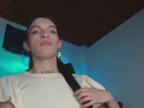 Scarlett_crastrawberry Show in webcam