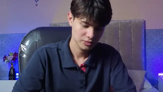 Derek_Sinn: διαδικτυακό σόου στην κάμερα