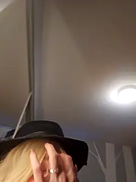 YourFavCanadianMILF Show in webcam