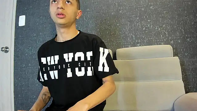 แชท XXX สดของ NickandAbby_