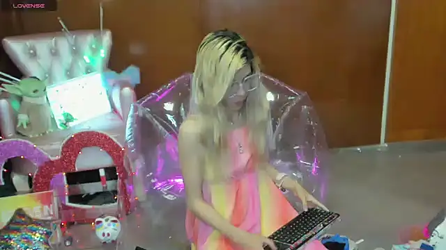 Skinygirl Live XXX Chat