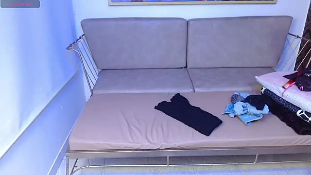 Chat +18 de Roxanne_vale ao vivo