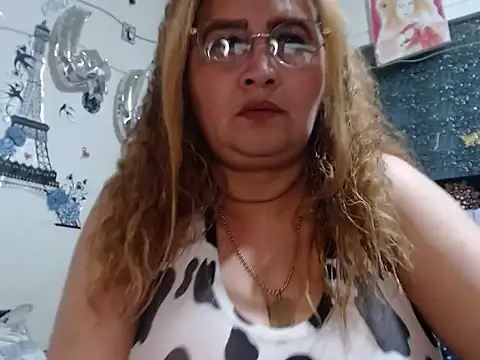 Perla1981-- live XXX chat