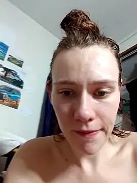 Wonderland97: διαδικτυακό σόου στην κάμερα