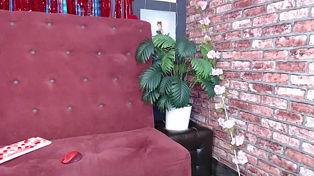 MommyMila84 Adlı Modelin Canlı XXX Sohbeti