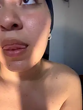 MatchedEyebrow's Live XXX Chat