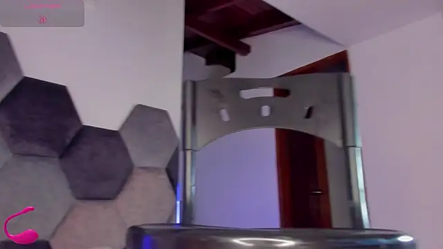 Latrellx7 Adlı Modelin Canlı XXX Sohbeti