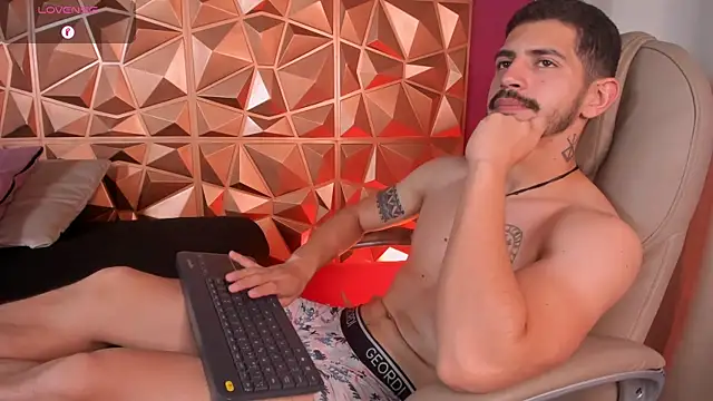 AlejandroStormm Adlı Modelin Canlı XXX Sohbeti