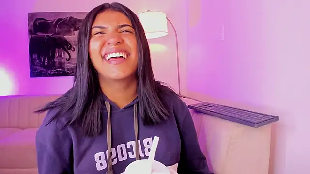 emmyheart7 Adlı Modelin Canlı XXX Sohbeti