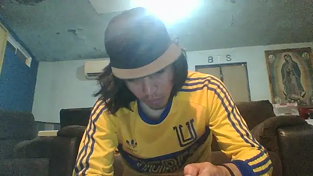 AlexAlejandro13 élő XXX-chatje