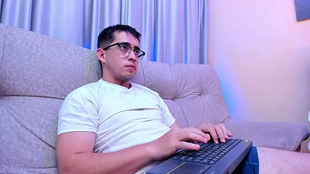 Show modela Tommas_Jhonson na web-kameri