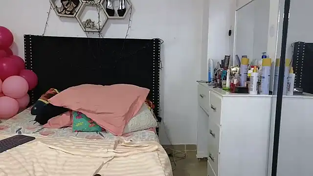 Chat +18 de charlotte_077 ao vivo