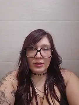 wildyoungNhorny élő XXX-chatje