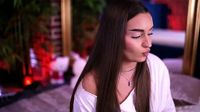 Chat +18 de MillaSerene ao vivo