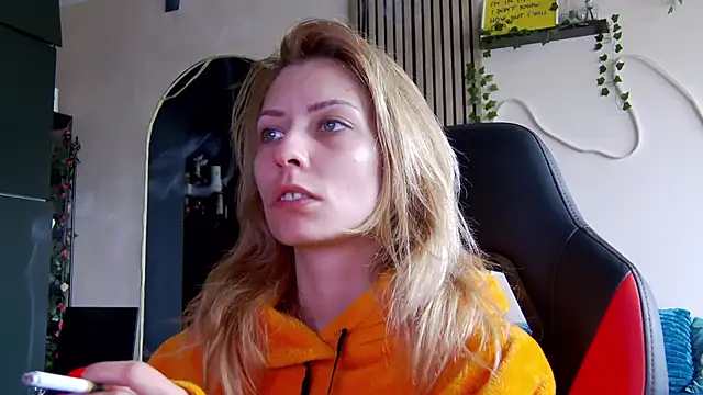 karo123421: απευθείας συνομιλία ΧΧΧ