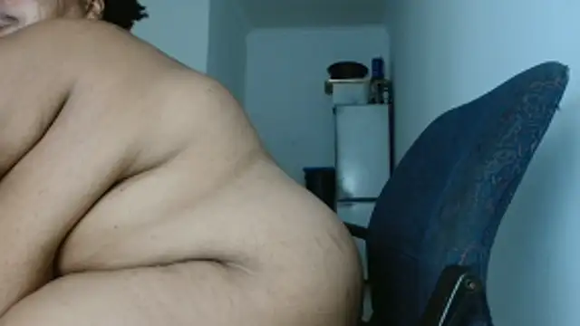 Hugetittiesxx2のライブXXXチャット