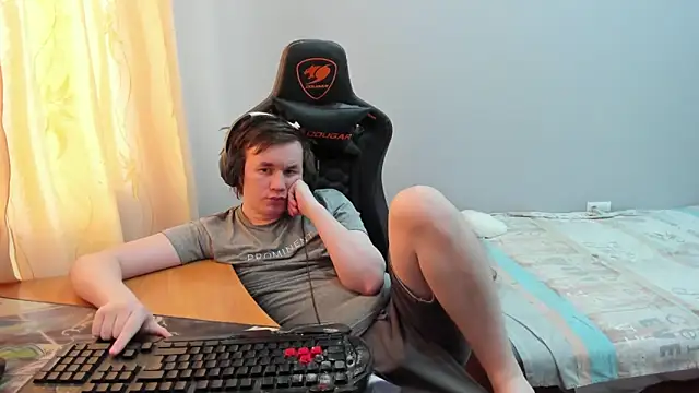 iliaskrislove: διαδικτυακό σόου στην κάμερα