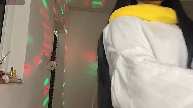 XXX chat uživo modela Tieu-May