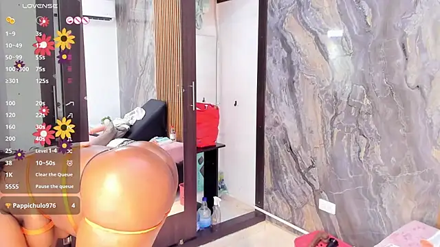 Chat +18 de LauraSaenz01 ao vivo