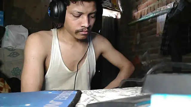 milflover2k26: διαδικτυακό σόου στην κάμερα