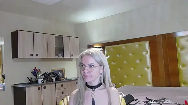 DomCaprisse লাইভ XXX চ্যাট