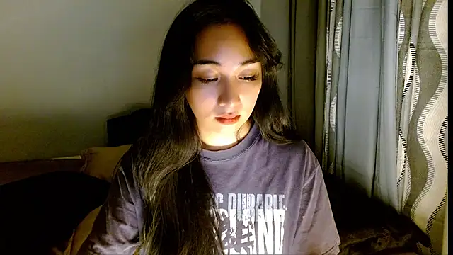 SweetLilly_18: διαδικτυακό σόου στην κάμερα