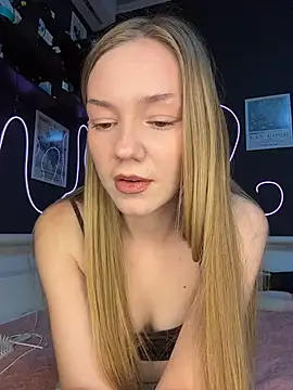 MilaMoone Show in webcam