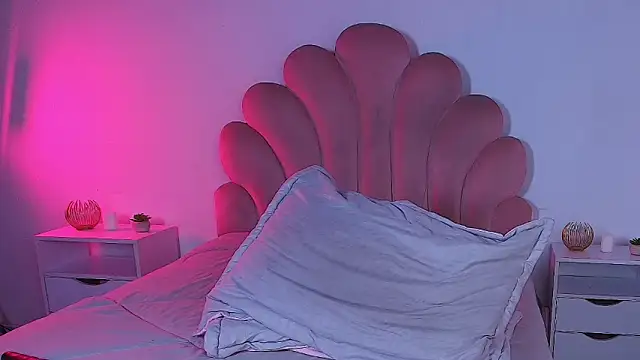 MiaColucci18's Live XXX Chat