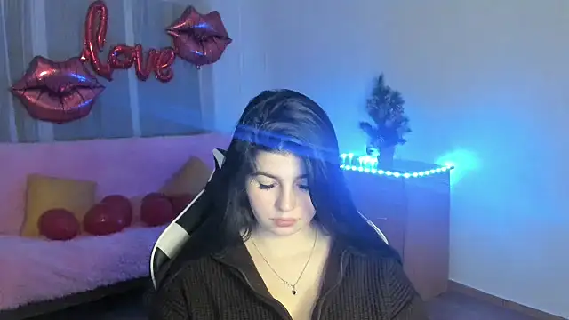 KisaModel Adlı Modelin Canlı XXX Sohbeti