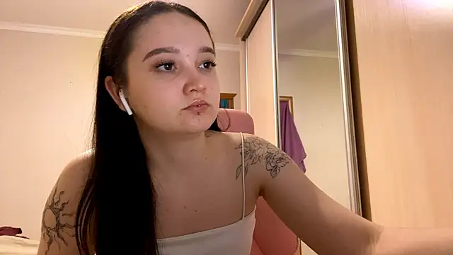 TrulaPhay Adlı Modelin Canlı XXX Sohbeti