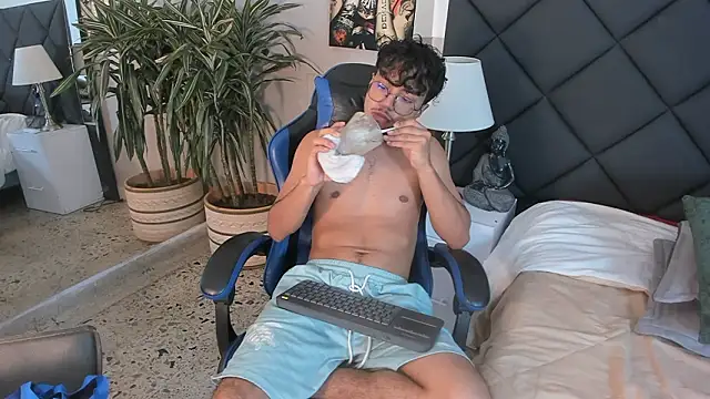 kai_storn: διαδικτυακό σόου στην κάμερα