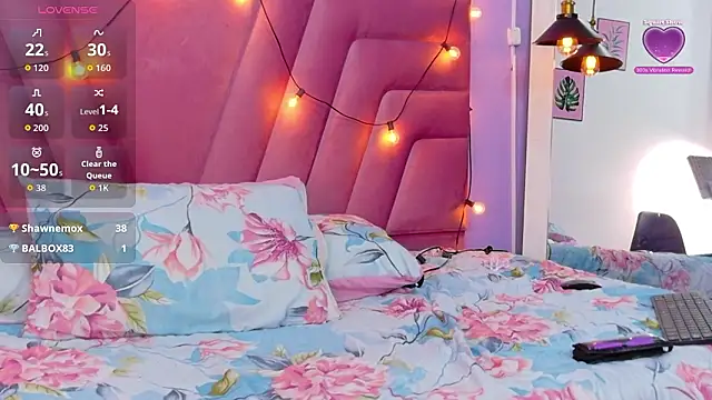 kinkylittlegirll élő XXX-chatje