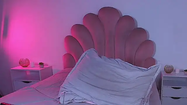 MiaColucci18's Live XXX Chat