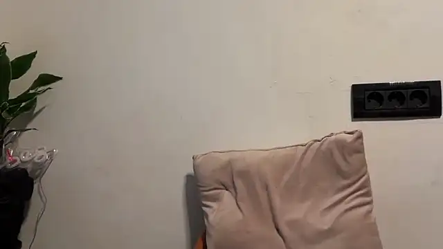 karo123421 Adlı Modelin Canlı XXX Sohbeti