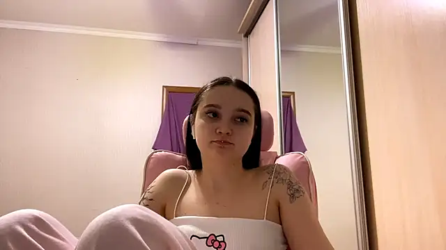 TrulaPhay Adlı Modelin Canlı XXX Sohbeti