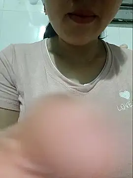 Show modela Shine_Mai na web-kameri