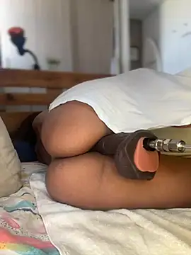 ROUSSH: διαδικτυακό σόου στην κάμερα