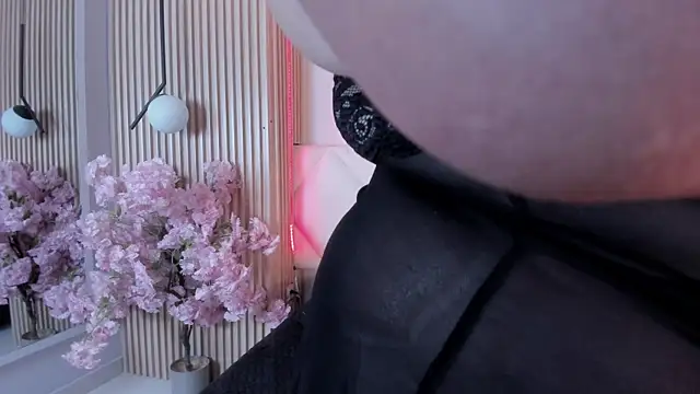 karo_linee1 Adlı Modelin Canlı XXX Sohbeti