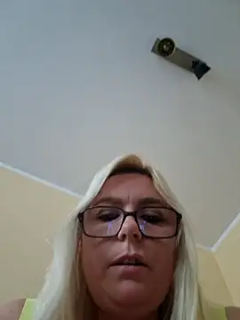 SweetButterflyKiss Adlı Modelin Canlı XXX Sohbeti