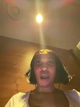 ___Nessa webkamerás műsora