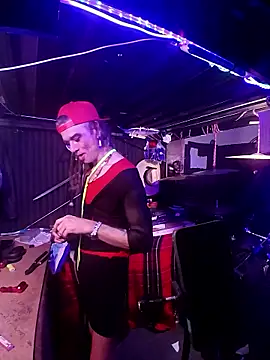 AllucyLu: διαδικτυακό σόου στην κάμερα